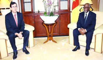 Le ministre Mbella Mbella et Ambassadeur de France au Cameroun