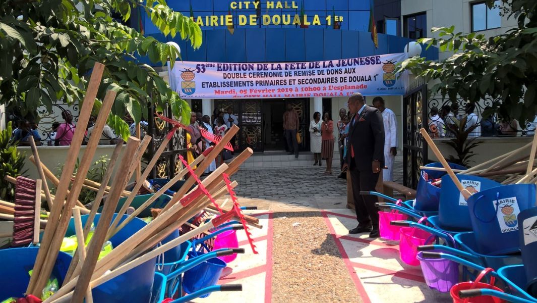Mairie Douala 1er, des dons à la jeunesse