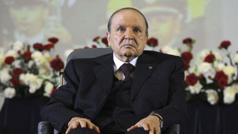 Abdelaziz Bouteflika assis sur sa chaise roulante, habillé en noir