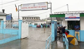Hôpital de district de Deido un jour de pluie