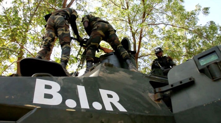 des éléments de la Brigade d’intervention rapide du Cameroun sur un char de guerre