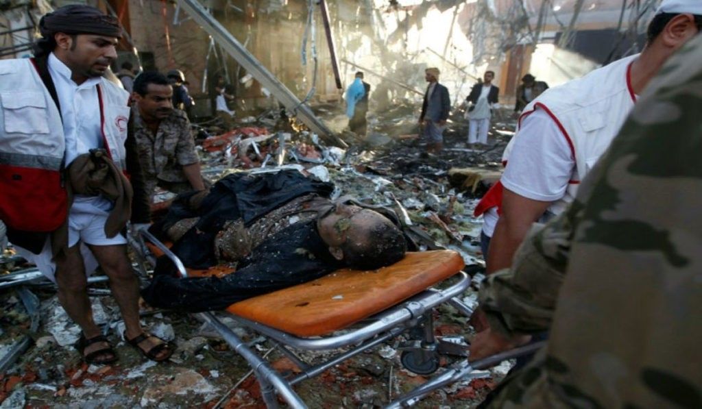 La France vend des armes contre le Yémen.. Des sauveteurs après un bombardement au Yémen.